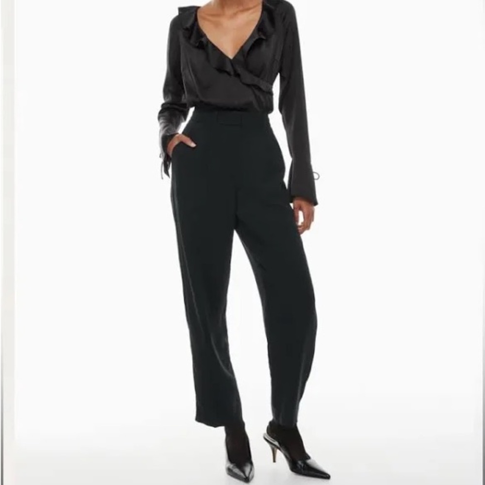 Aritzia Wilfred Carrot Pant Size 0 in black- in great condition!!